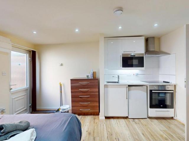 St. Pauls Avenue, London NW2 Studio to rent £1,350 pcm £312 pw