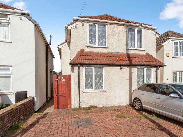 St. Pauls Avenue, Slough, Berkshire, SL2 3 bed semi detached house to rent £2,000 pcm £462 pw