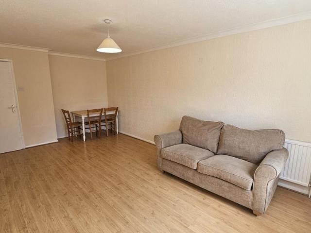St Pauls Close, Ealing Common 2 bed flat to rent £2,000 pcm £462 pw