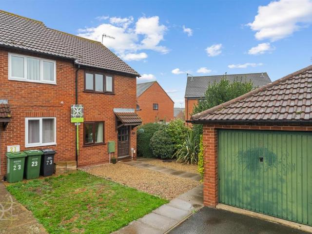 St. Pauls Close, Evesham 2 bed end of terrace house to rent £1,050 pcm £242 pw