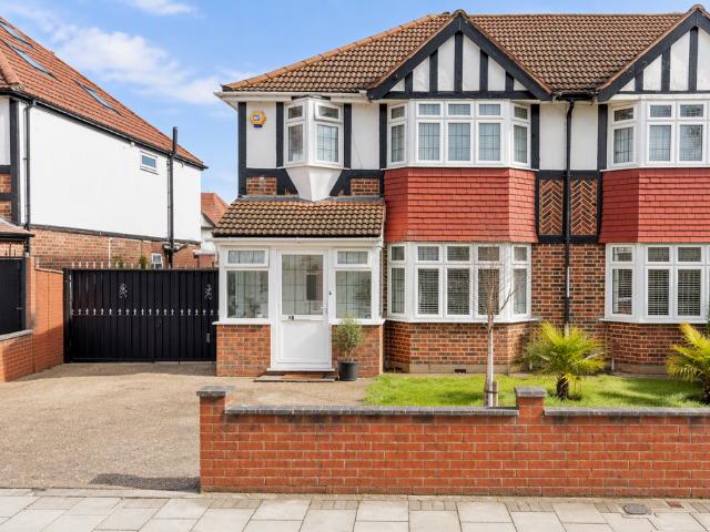 St. Pauls Close, Hounslow 5 bed semi detached house to rent £3,500 pcm £808 pw