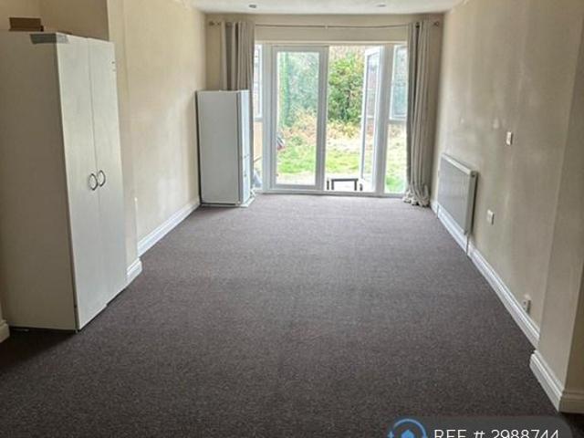 St Pauls Close, Hounslow, TW3 1 bed in a house share to rent £1,000 pcm £231 pw