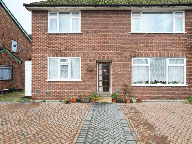 St. Pauls Close, Hounslow TW3 2 bed flat to rent £1,795 pcm £414 pw
