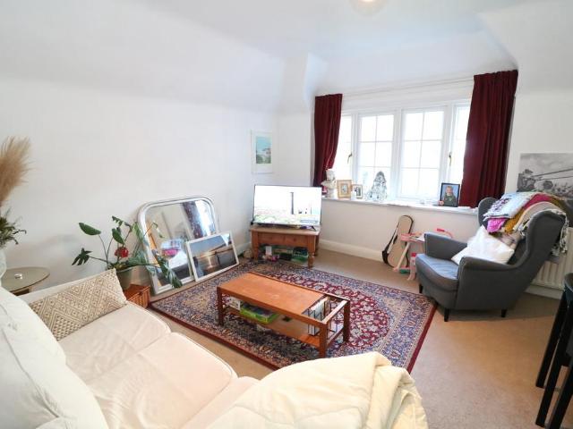 St. Pauls Road West, Dorking 2 bed apartment to rent £1,550 pcm £358 pw