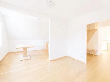 ST. PETER + Lichtdurchflutete 3 Zimmer Maisonettewohnung inkl. zwei Außenstellplätzen – bezugsfrei ab Juli