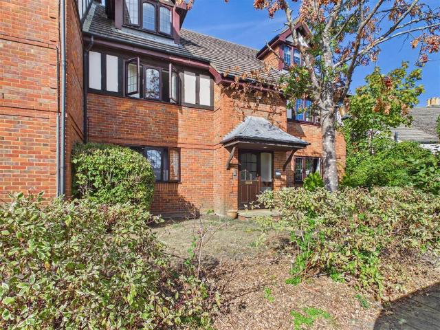 St Peters Court, High Street, West. 1 bed house to rent £1,450 pcm £335 pw