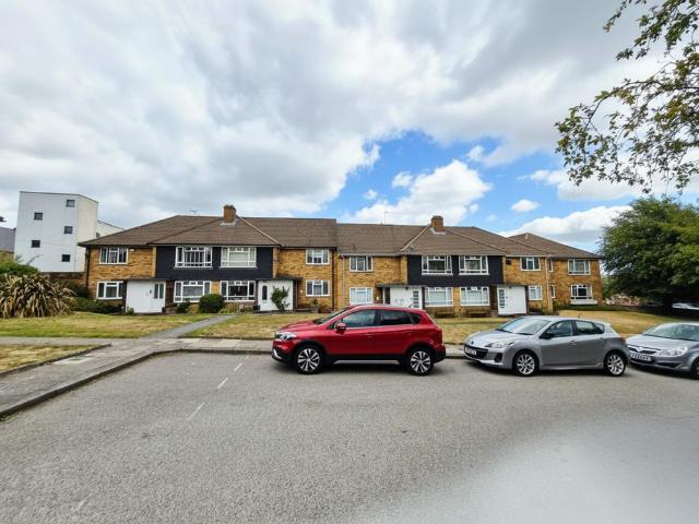 St. Peter's Court, London, NW4 2 bed apartment to rent £1,900 pcm £438 pw