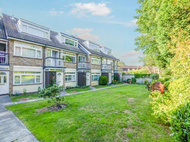St. Peters Close, Bushey Heath, Bushey WD23, 2 bed flat to rent, £1,700 pcm | PrimeLocation