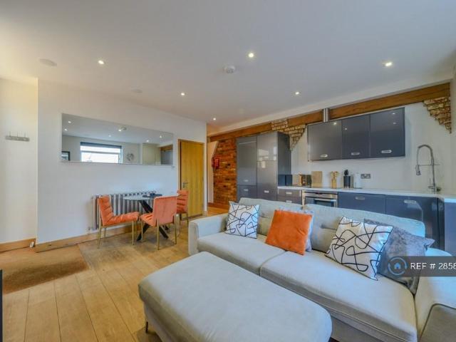 St. Peters Mews, St. Albans, AL1 2 bed flat to rent £3,650 pcm £842 pw