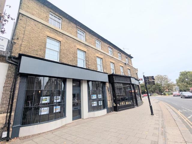 St. Peters Street, Bedford, MK40 2 bed apartment to rent £1,100 pcm £254 pw
