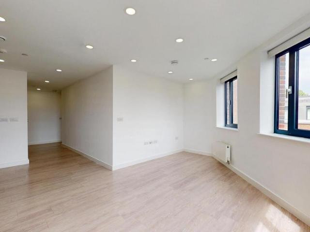 St. Peters Street 2 bed flat to rent £1,350 pcm £312 pw