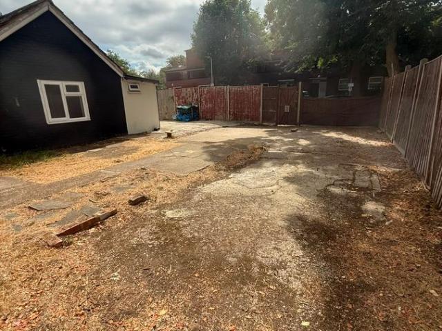 St. Peters Way, Hayes UB3, 1 bed bungalow to rent, £1,800 pcm | PrimeLocation