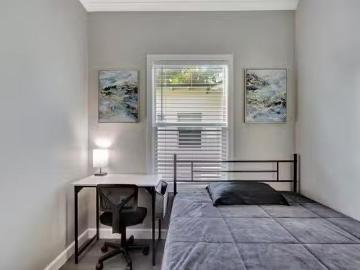 St. Petersburg House with Dining area. Comfortable & spacious.