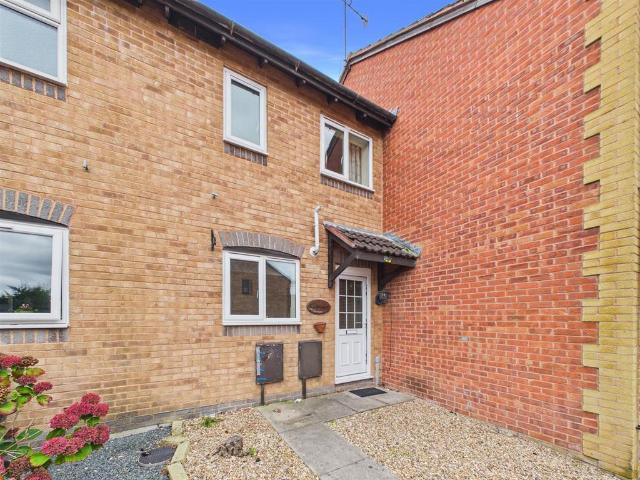 St Philips Drive, Evesham 2 bed terraced house to rent £995 pcm £230 pw