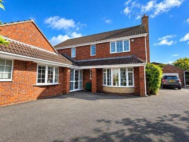 St. Philips Road, Swindon, Wiltshire. 5 bed detached house to rent £2,500 pcm £577 pw