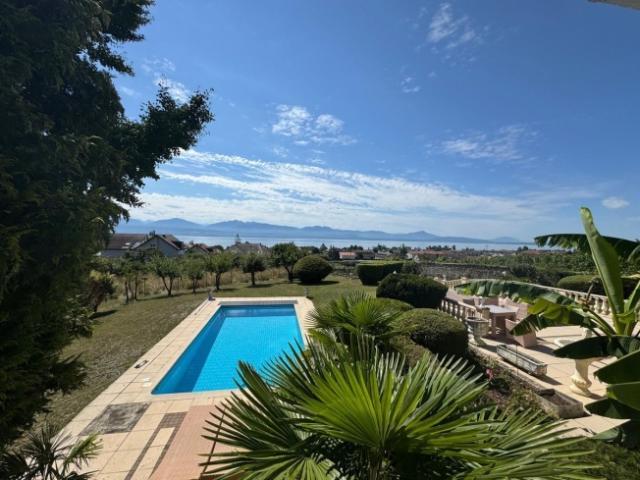 ST PREX – Charmantes Haus mit Blick auf Pool und See zur Miete in St Prex