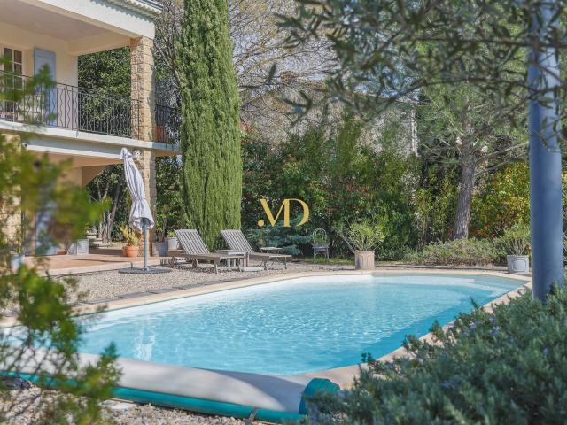 St Saturnin les Apt, Maison avec piscine, à pied d'un des pl. 194m² Saint Saturnin lès Apt
