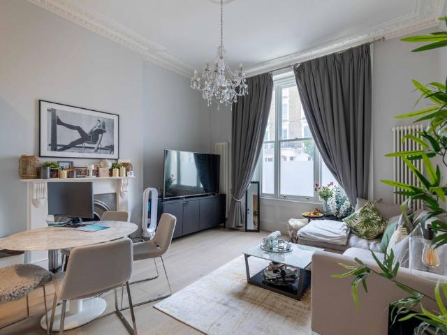St Stephens Gardens, Bayswater, W2 2 bed flat to rent £4,000 pcm £923 pw