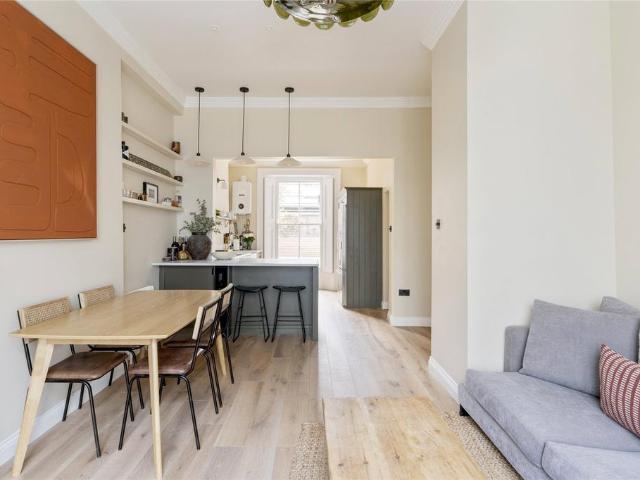 St Stephens Gardens, London, W2 4 bed apartment to rent £10,833 pcm £2,500 pw
