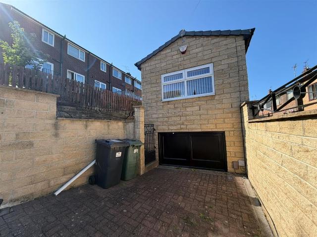 Stott Terrace, Bradford BD2, 1 bed detached bungalow to rent, £695 pcm | PrimeLocation