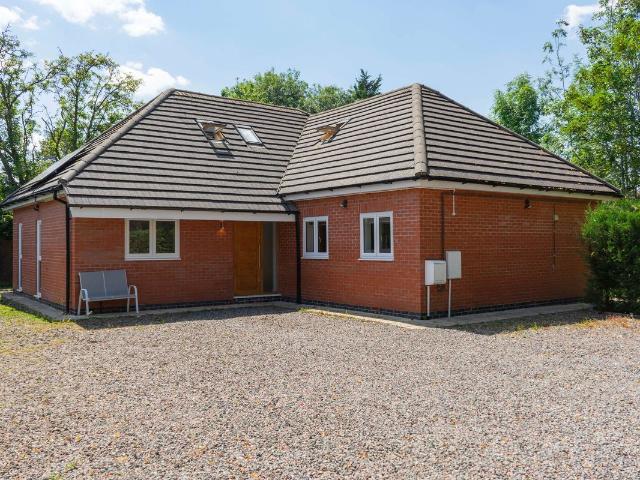 Stoughton Road, Oadby, Leicester LE2, 3 bed detached house to rent, £2,500 pcm | PrimeLocation