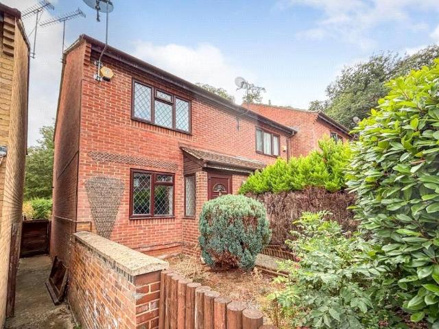 Stour Close, Tilehurst, Reading. 2 bed end of terrace house to rent £1,500 pcm £346 pw