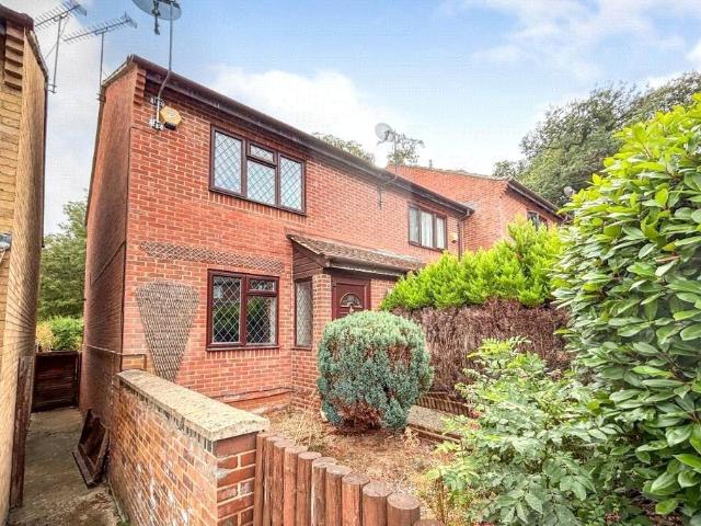 Stour Close, Tilehurst, Reading. 2 bed end of terrace house to rent £1,500 pcm £346 pw
