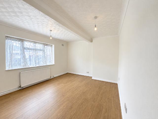 Stour Road, Grays, Essex, RM16 4 bed terraced house to rent £1,950 pcm £450 pw