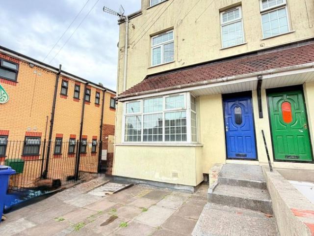 Stourbridge Road, Dudley DY1, 2 bed flat to rent, £725 pcm | PrimeLocation