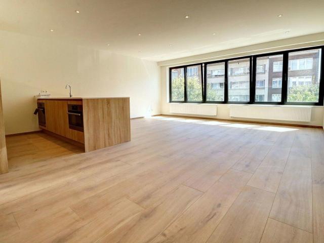 Stockel new 2 bedroom apartment with balcony, bathroom