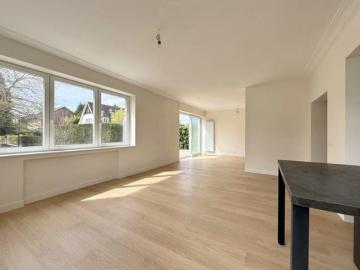 Stockel Renovated ground floor apt. with garden + parking