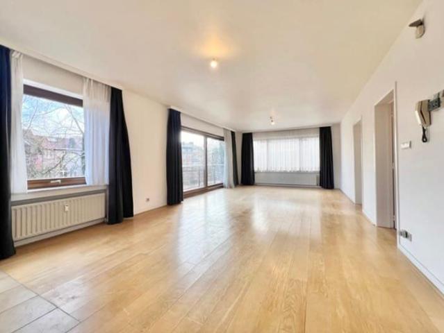 Stockel 3 bed flat with terrace and double parking space