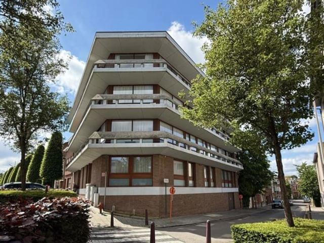 Stockel 3 bedroom apartment with terrace and parking