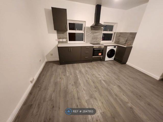 Stockingstone Road, Luton LU2, 4 bed flat to rent, £1,450 pcm | PrimeLocation
