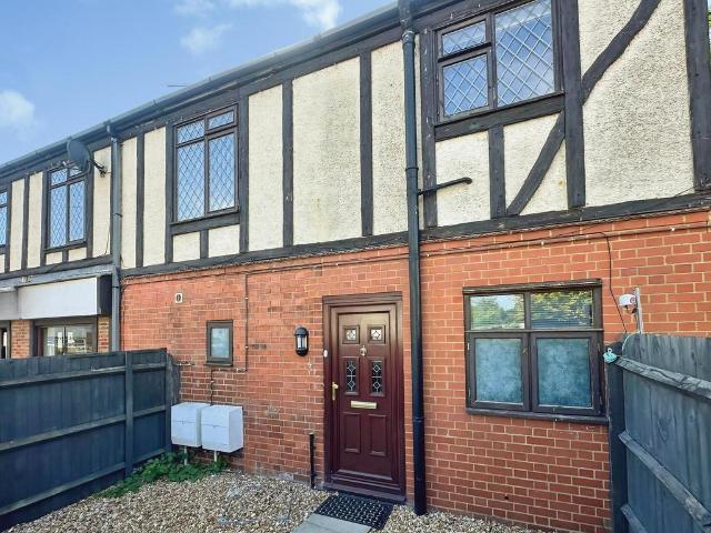 Stockingstone Road, Round Green. 2 bed flat to rent £1,250 pcm £288 pw