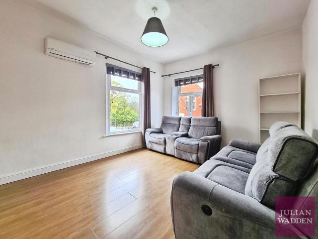 Stockport Road, Romiley, Stockport, SK6 3 bed flat to rent £1,145 pcm £264 pw