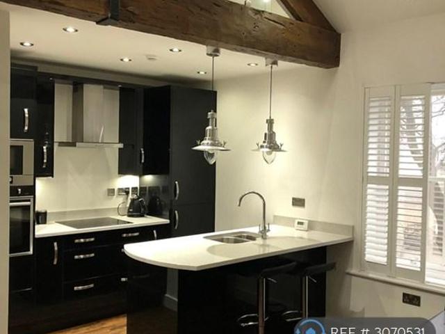 Stocks Walk, Huddersfield, HD5 2 bed flat to rent £895 pcm £207 pw