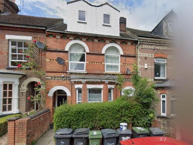 Stockwood Crescent Luton LU1 3SS Studio to rent £850 pcm £196 pw