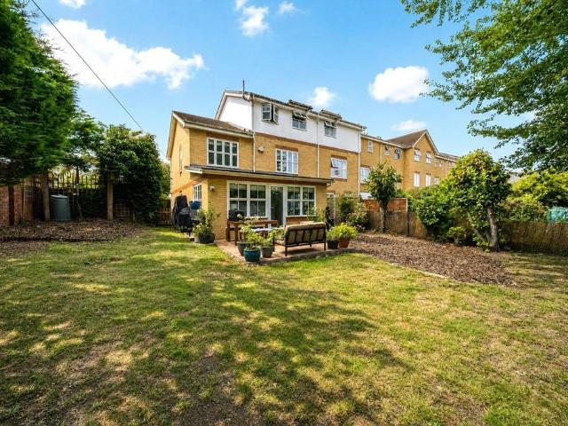Stocton Close, Guildford, Surrey, GU1 4 bed end of terrace house to rent £2,750 pcm £635 pw