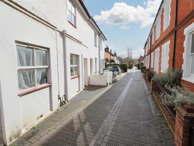 Stoke Fields, Guildford 2 bed house to rent £1,750 pcm £404 pw
