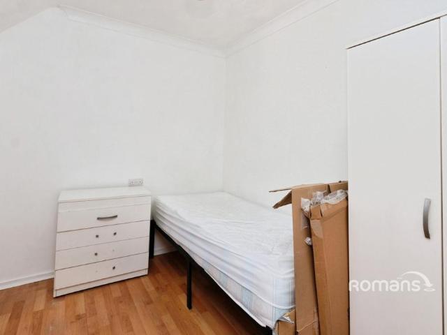 Stoke Hills, Farnham, Surrey, GU9 1 bed in a house share to rent £500 pcm £115 pw