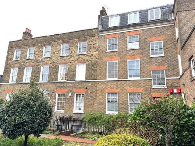 Stoke Newington Church Street 3 bed apartment to rent £3,000 pcm £692 pw