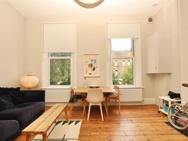 Stoke Newington High Street, London N16 2 bed maisonette to rent £2,250 pcm £519 pw