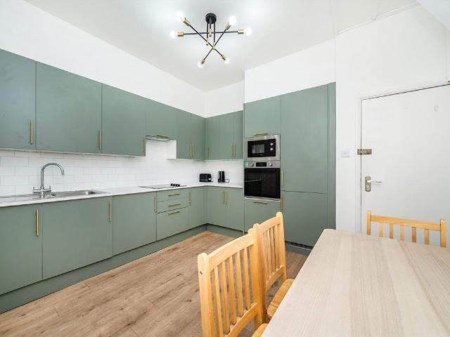 Stoke Newington High Street, Stoke Newington N16, 4 bed flat to rent, £4,000 pcm | PrimeLocation