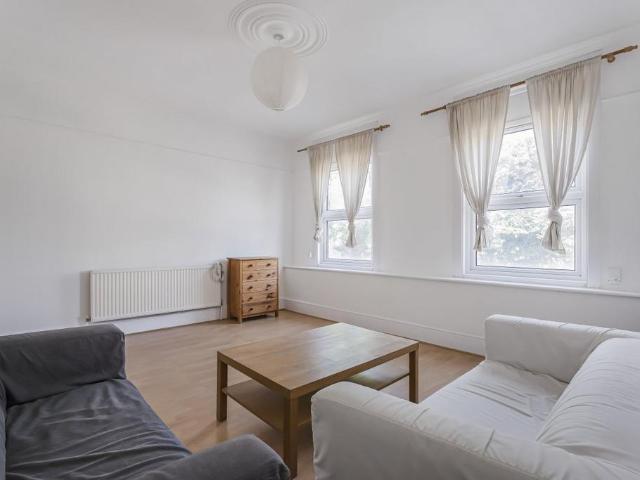 Stoke Newington Road, Stoke Newington 2 bed flat to rent £2,700 pcm £623 pw