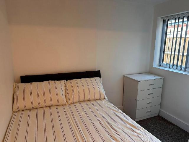 Stoke on Trent ST1 1 bed in a house share to rent £425 pcm £98 pw