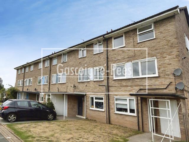 Stoke Poges Lane, Slough SL1, 2 bed maisonette to rent, £1,700 pcm | PrimeLocation