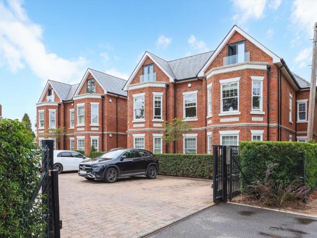 Stoke Road, Cobham, Surrey KT11 2 bed flat to rent £3,750 pcm £865 pw