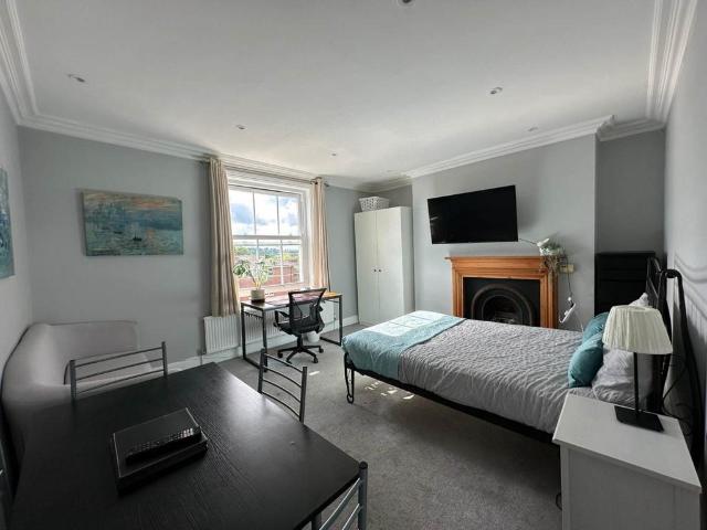 Stoke Road, Guildford GU1 1 bed in a house share to rent £1,195 pcm £276 pw