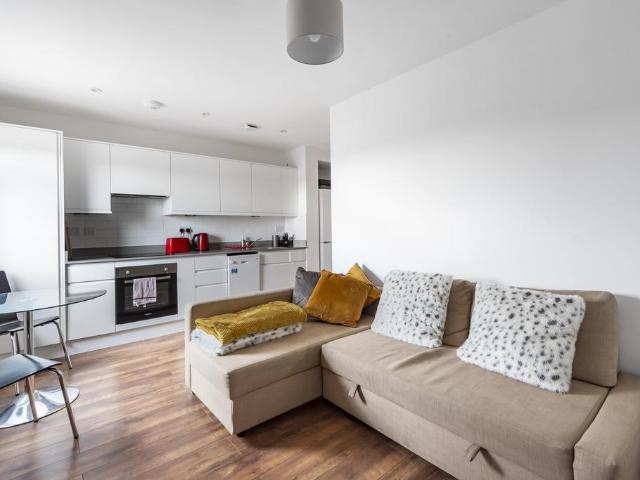 Stoke Road, Slough, SL2 1 bed apartment to rent £1,300 pcm £300 pw